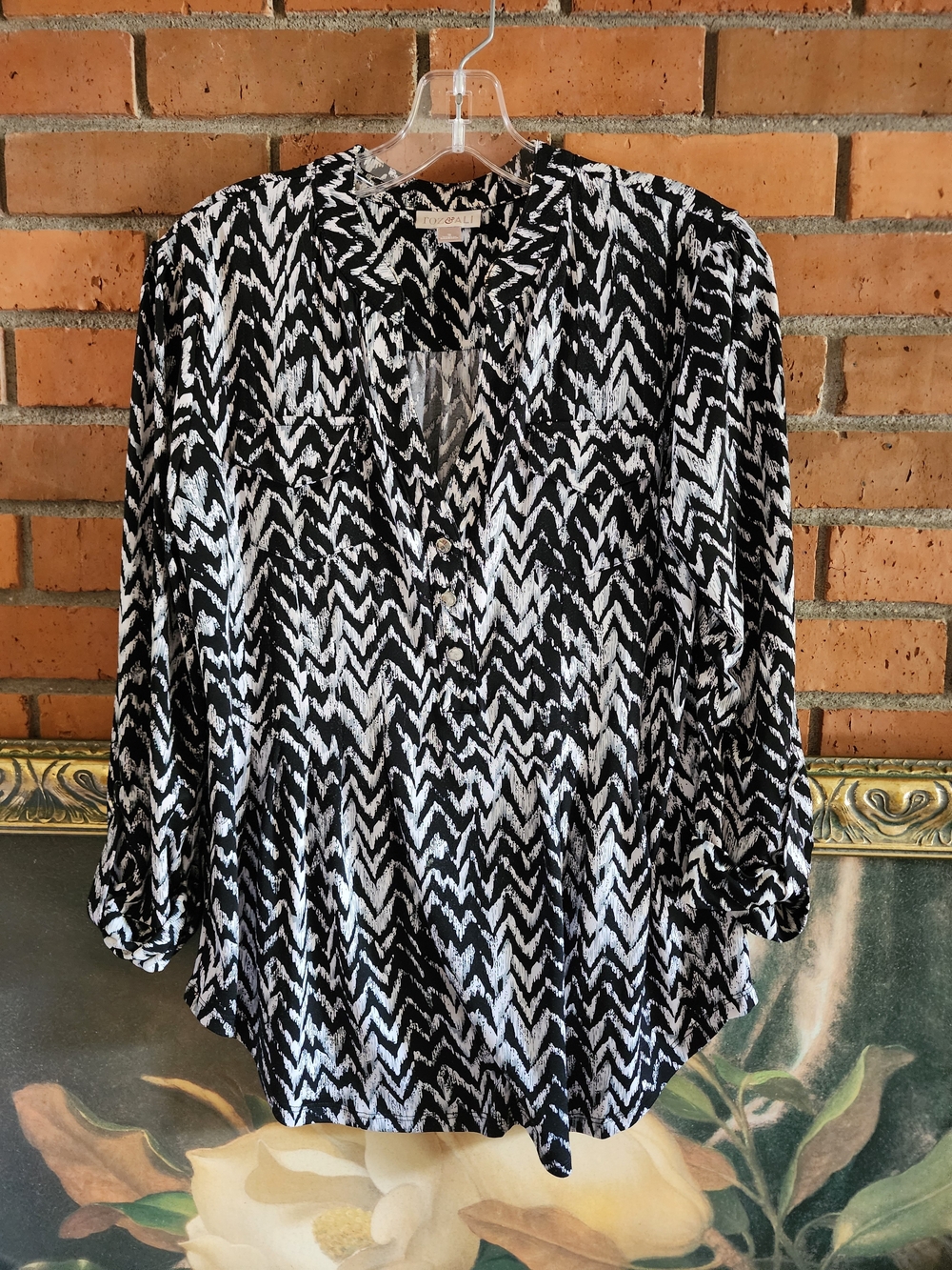 Roz & Ali Black and White Chevron Button-Up Blouse Small